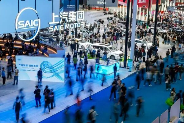 破晓之声：上汽新年贺词中的改革新象与时代回响